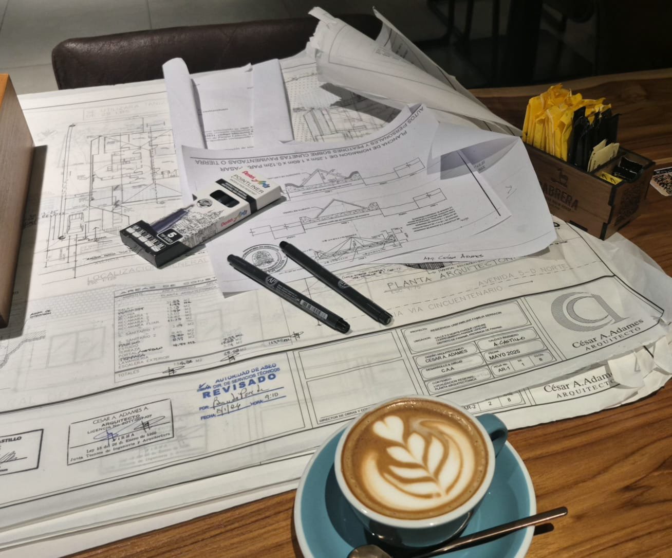 Planos arquitectónicos revisados y sellados por el Arq. César A. Adames