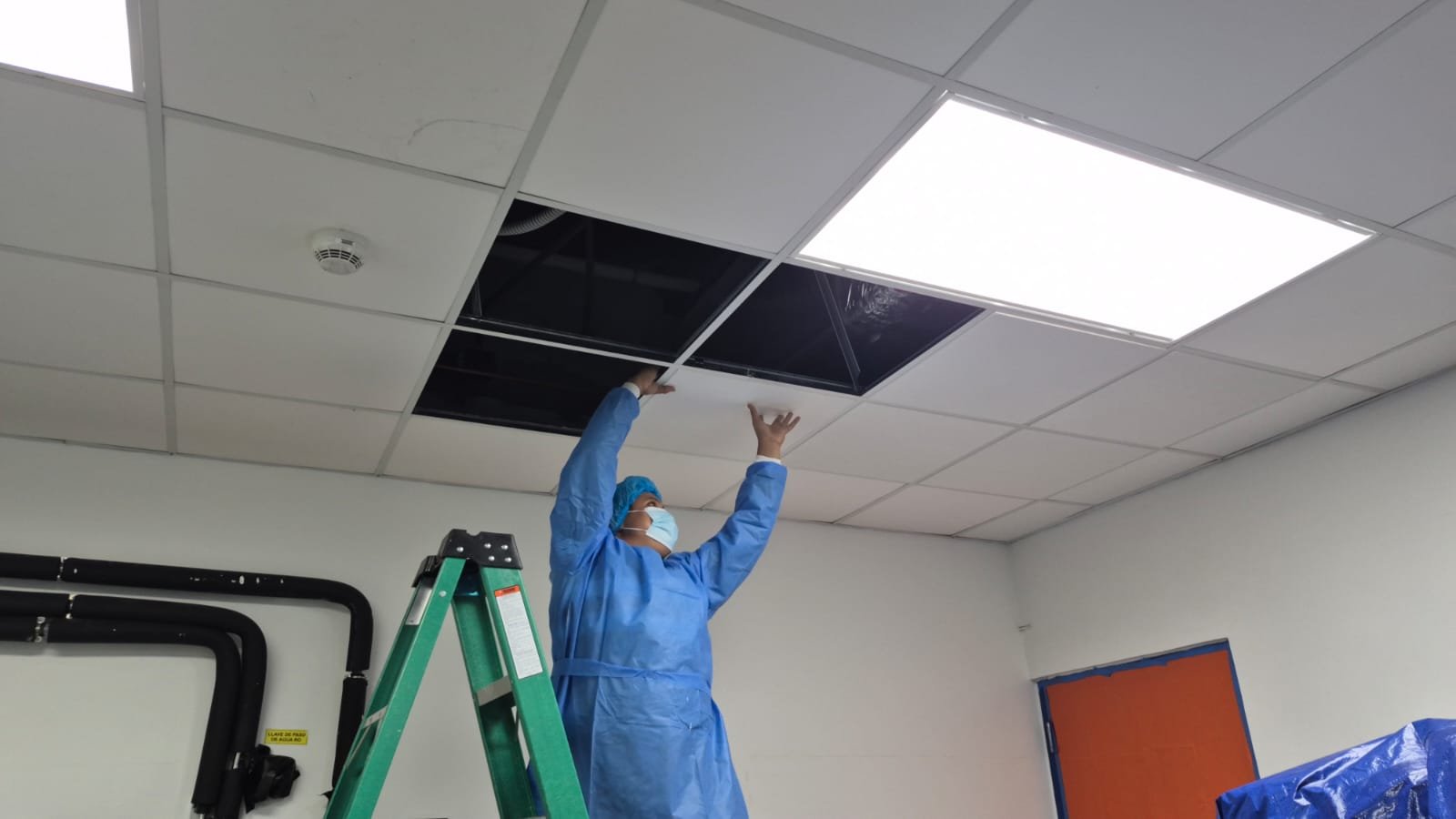 Instalación de cielo raso en área hospitalaria de Panamá