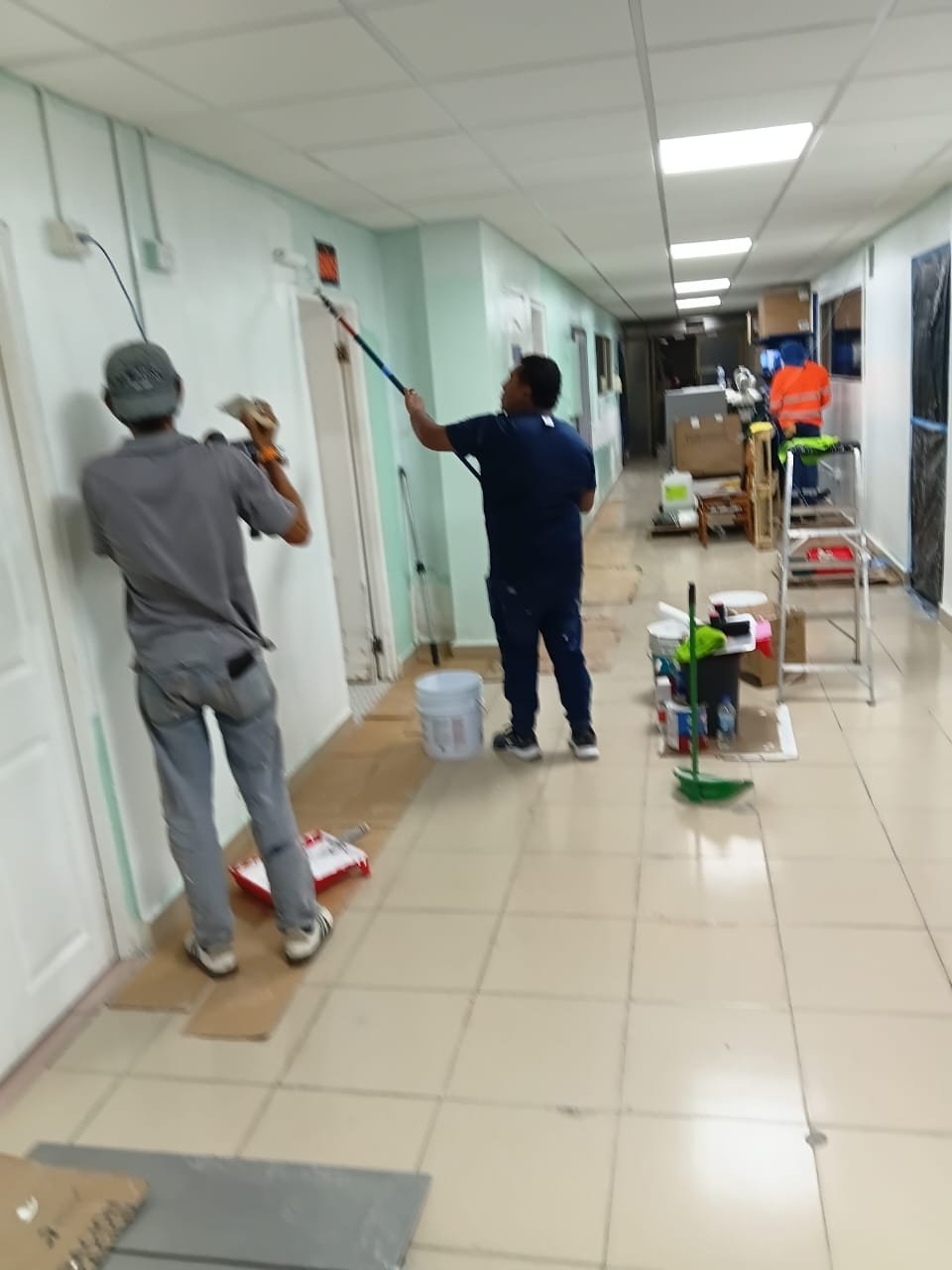 Pintura y mantenimiento de pasillos en hospital de Panamá
