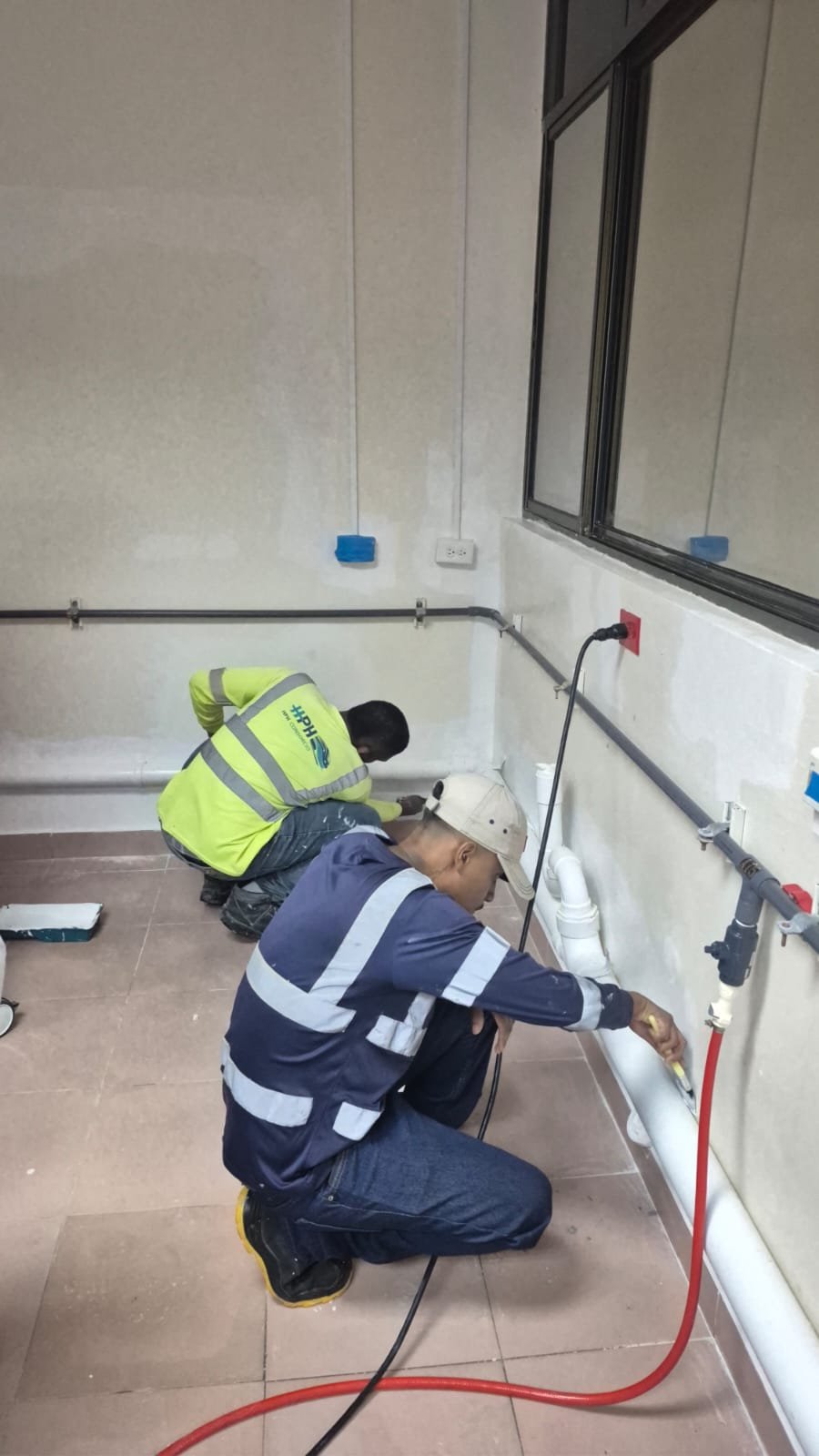 Instalación de tuberías de agua y líneas eléctricas en pared