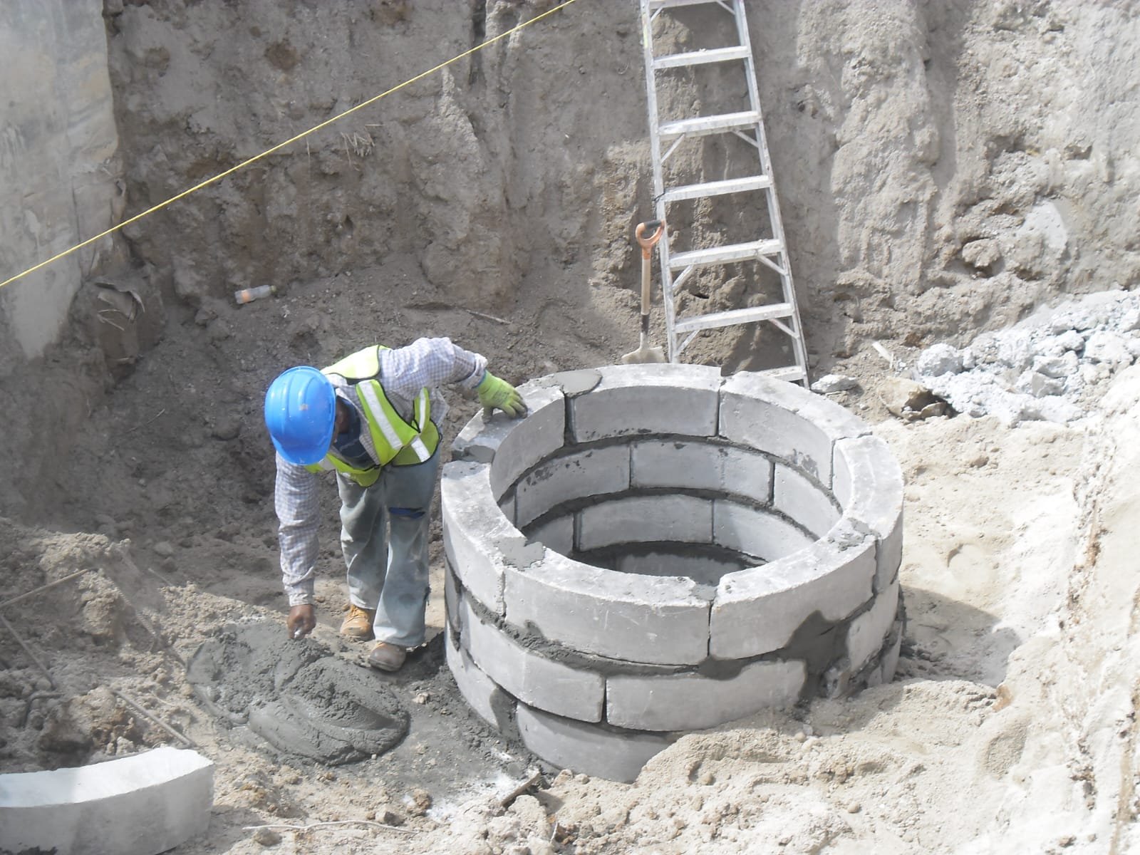 Construcción de pozo de inspección con anillos de concreto