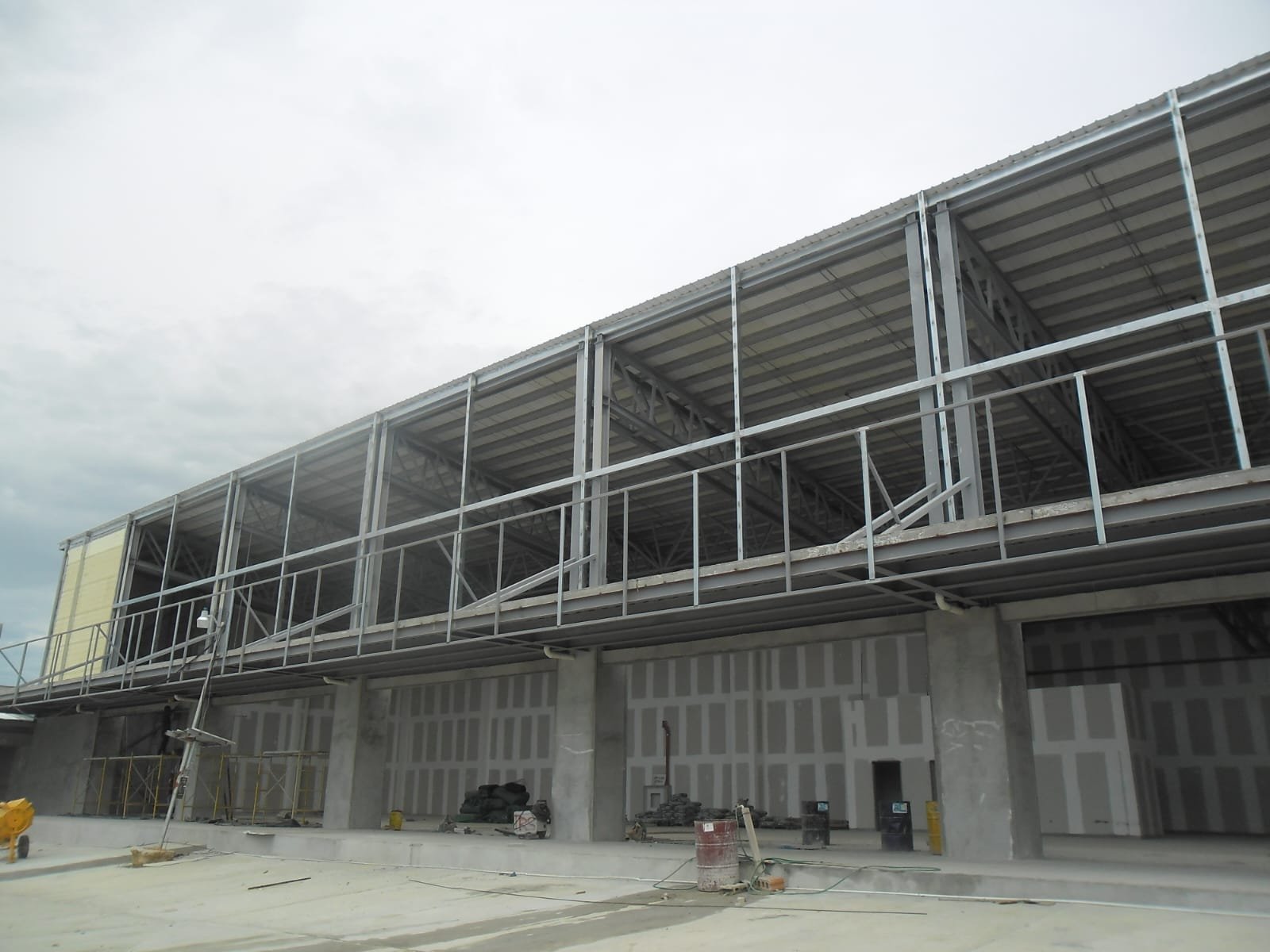 Nave industrial con estructura metálica y cubierta