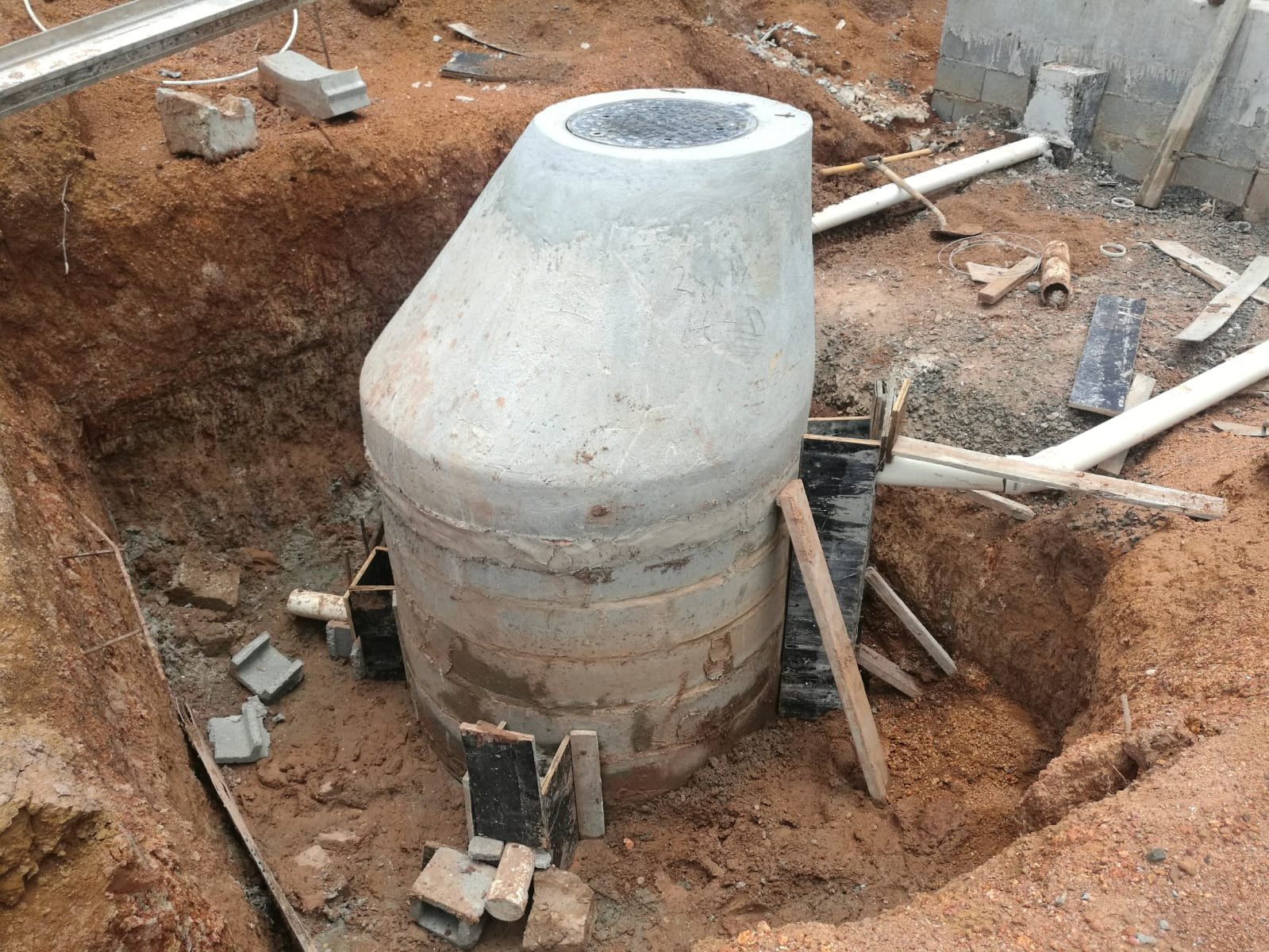 Cámara de concreto instalada con tapa de registro