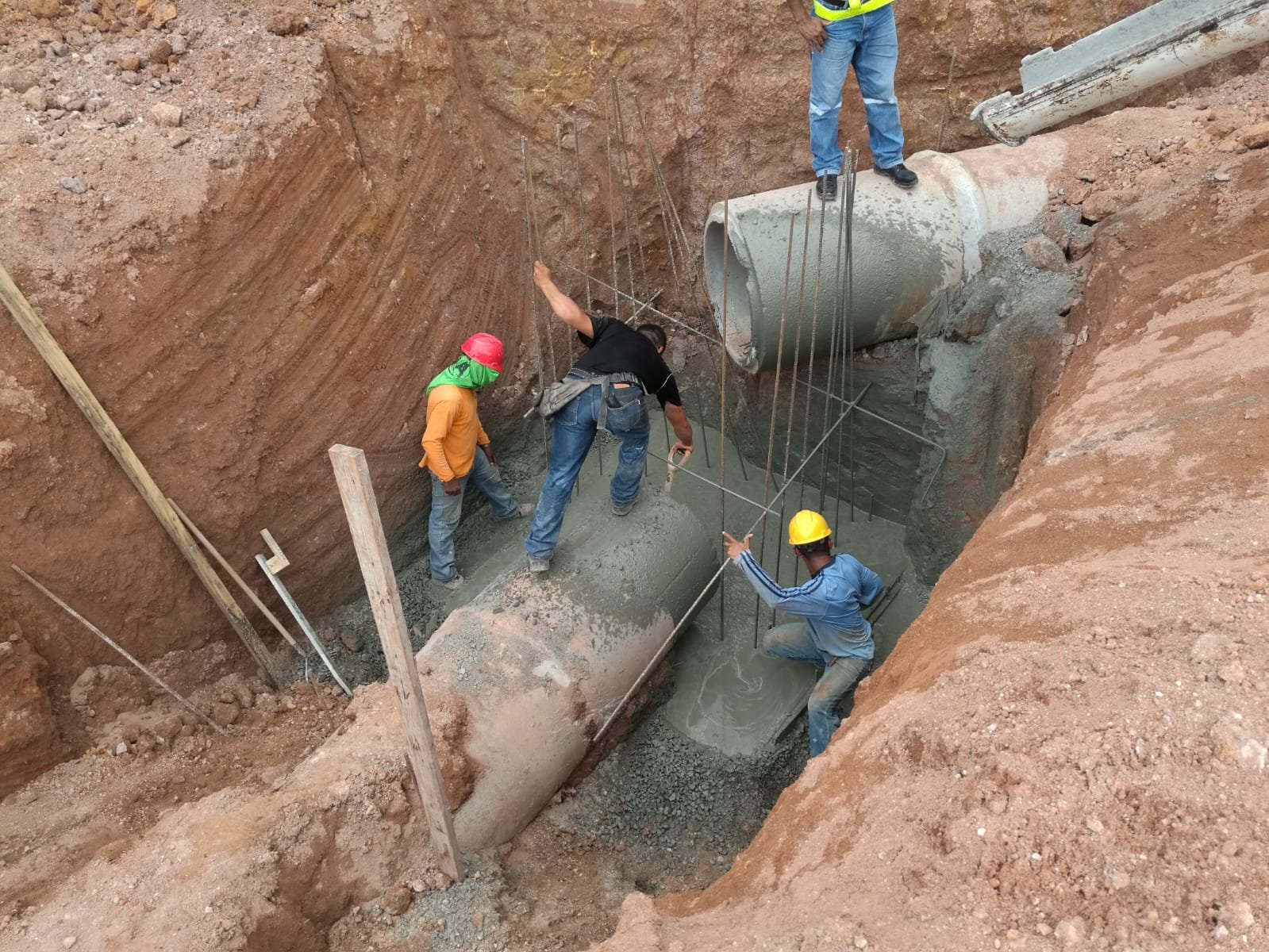Instalación de tubería de drenaje pluvial en zanja