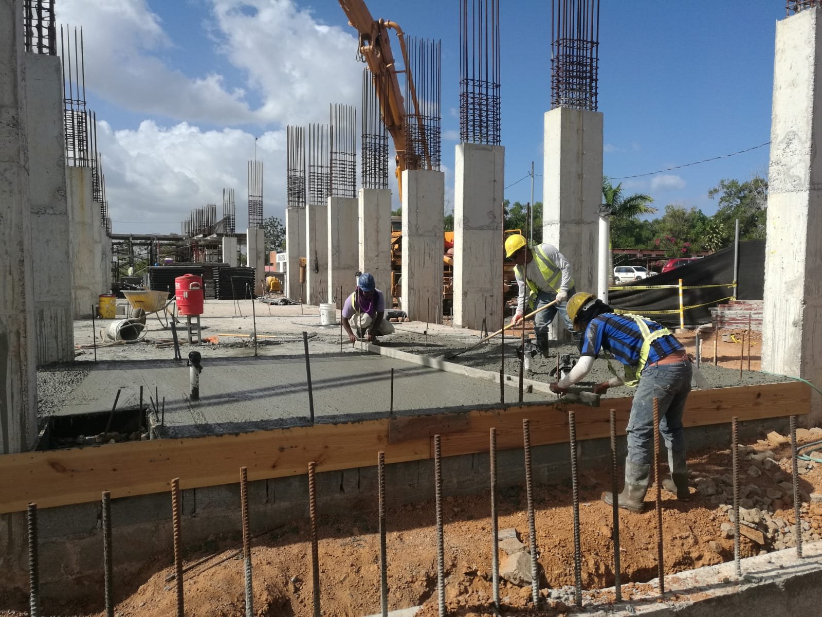 Vaciado y acabado de losa de concreto en obra