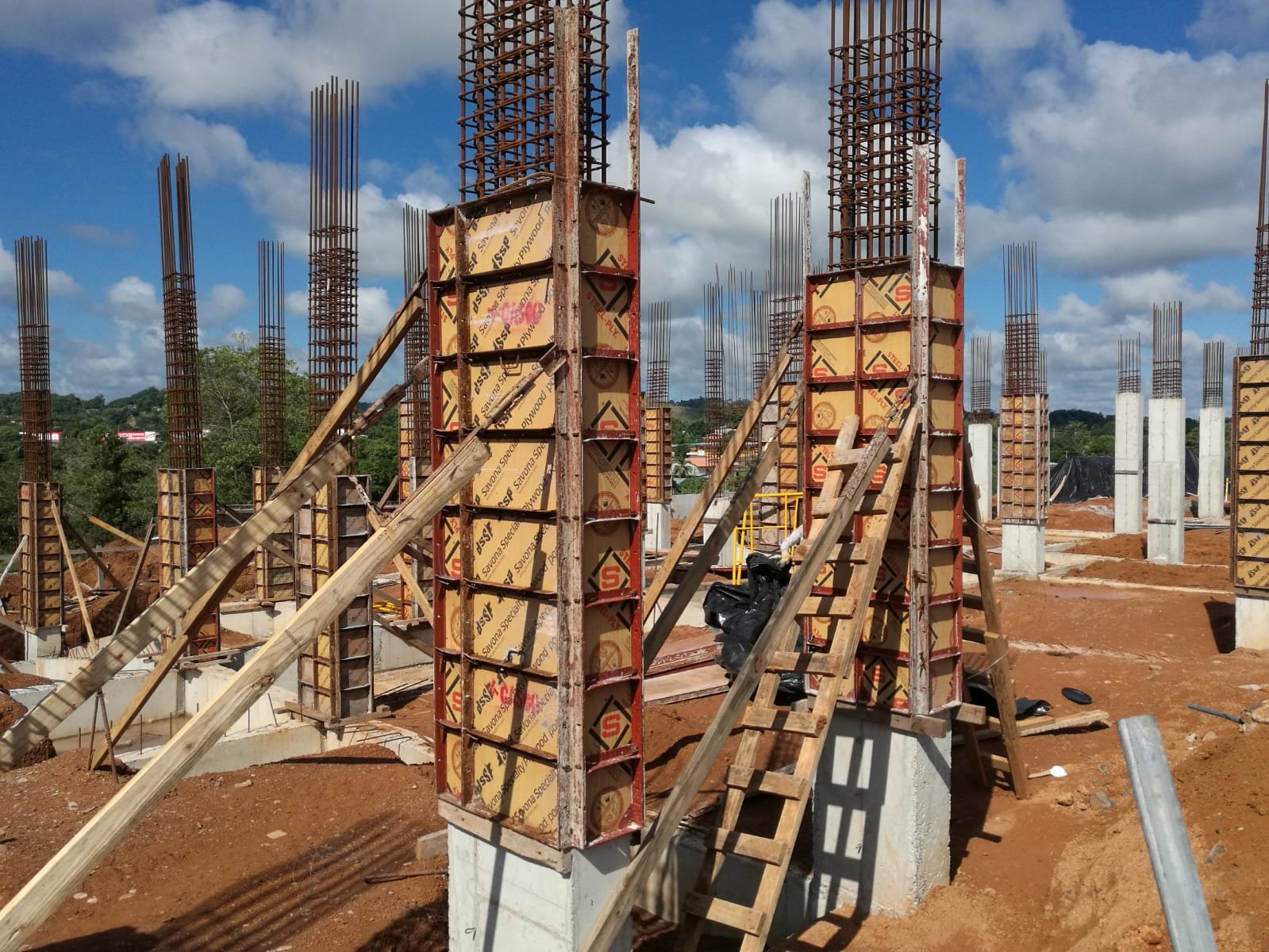 Encofrado metálico de columnas apuntalado en obra