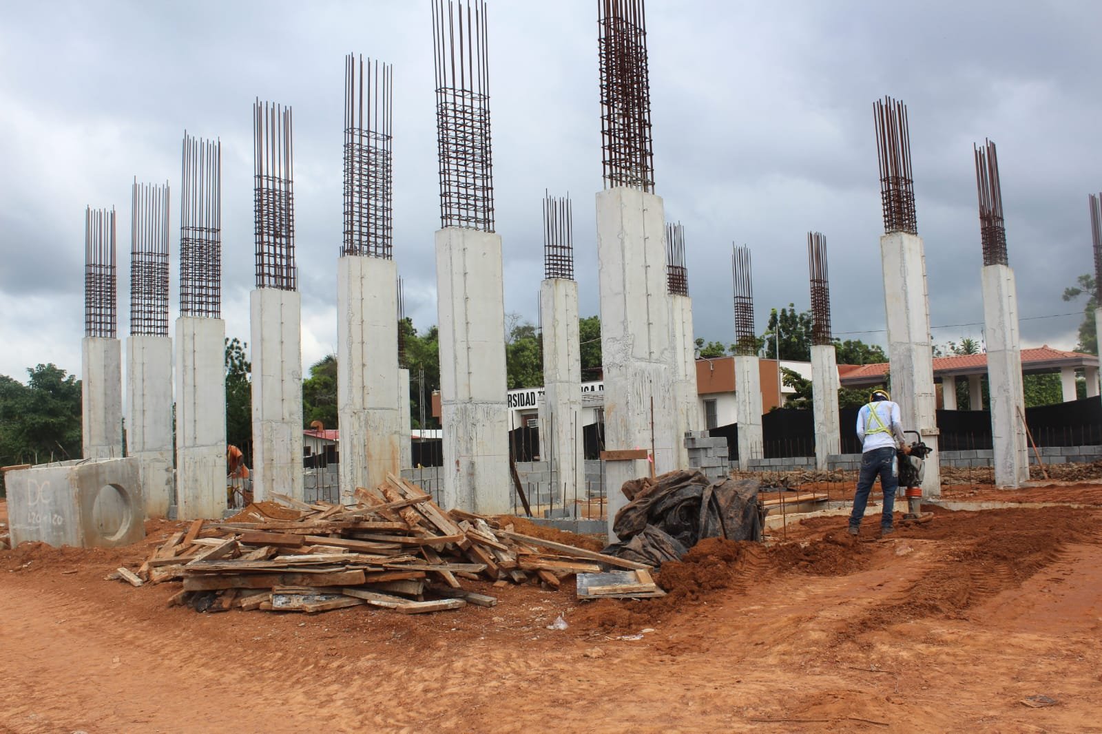 Columnas de concreto desencofradas listas para vigas